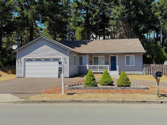 Building Photo - 1120 Lakeshore Dr