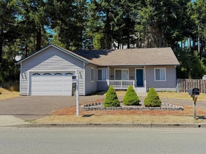 Building Photo - 1120 Lakeshore Dr