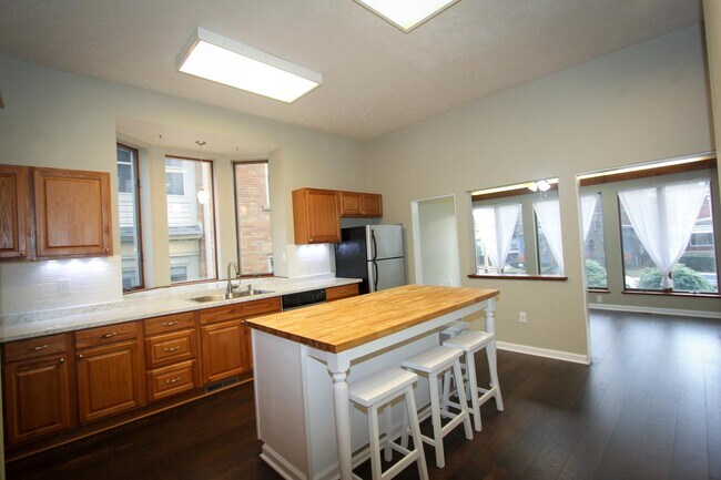 Building Photo - 5807 Wellesley Ave