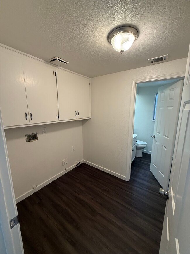 Foto del edificio - Remodeled Home: 4 Bd/ 2.5 Bath Two Story!