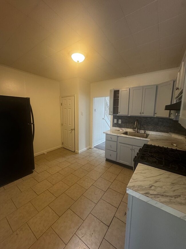 Building Photo - Beautifully Remodeled 4-bedroom Home located in Allentown