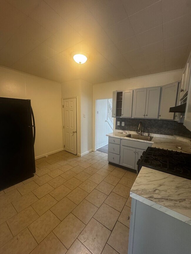 Foto del edificio - Beautifully Remodeled 4-bedroom Home located in Allentown