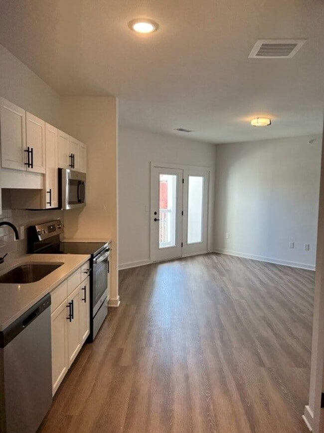 Foto del edificio - Beautiful New Construction in Gated Community within Minutes to Downtown!