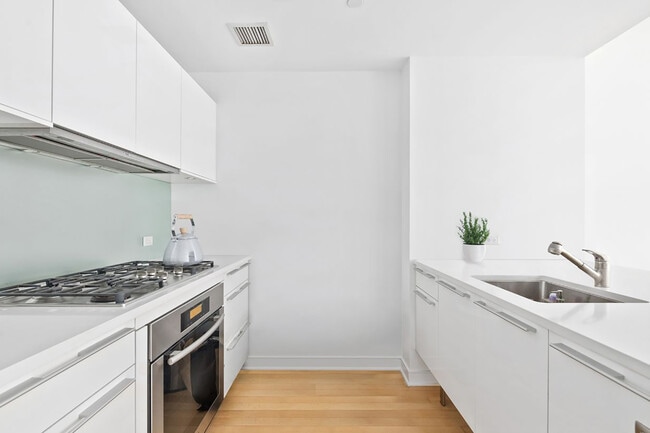Building Photo - 5 E 44th St