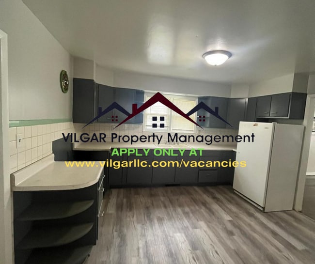 Building Photo - This is Home! 3 bedrooms, 1.5 bath house i...
