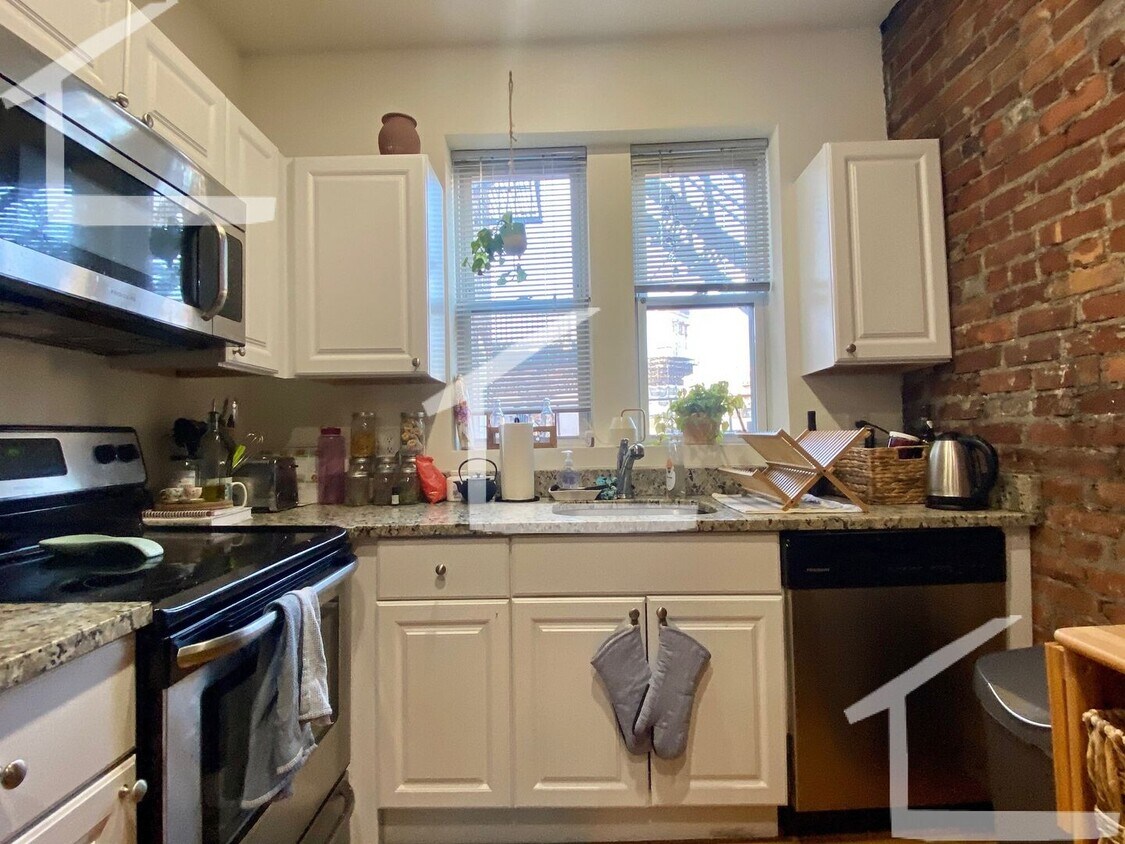 Primary Photo - Beautiful 1 Bed Unit Right In The North End