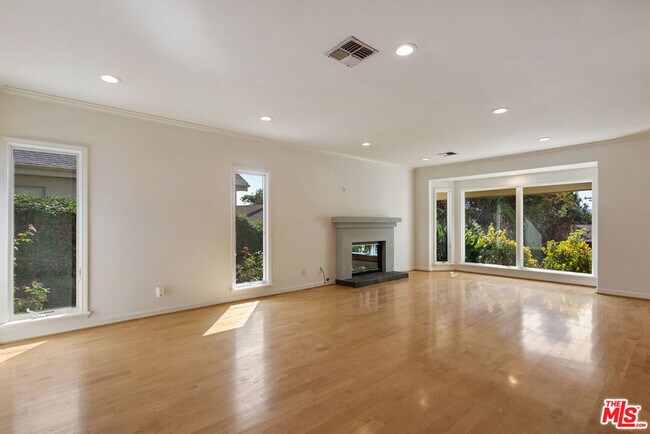 Building Photo - 2049 Watson St