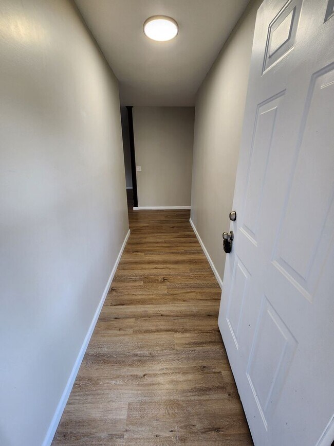 Building Photo - Spacious 3-Bedroom, 2-Bathroom Home AVAILA...