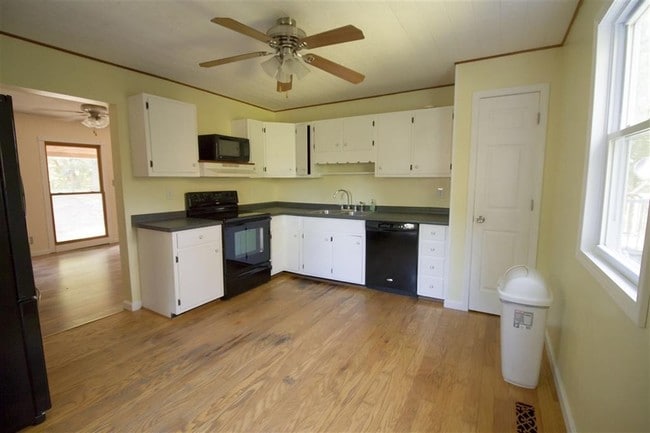 Building Photo - 823 Blackjack Rd