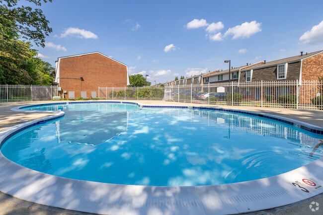 Piscina - Crown Square Apartments
