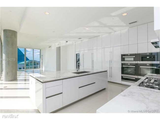 Building Photo - 2669 S Bayshore Dr