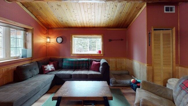 Building Photo - Cute Waterfront Cabin in North Pole w/ Gar...