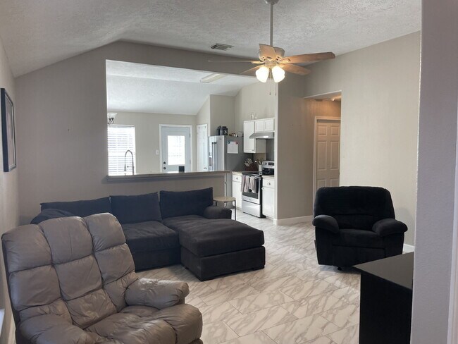 Foto del edificio - Begin the school year in this wonderful single story home with a spacious floorpan in Indian Forest.