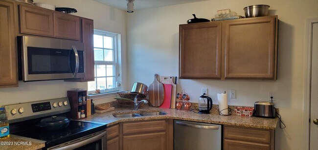 Foto del edificio - 230 Hickory Shores Dr