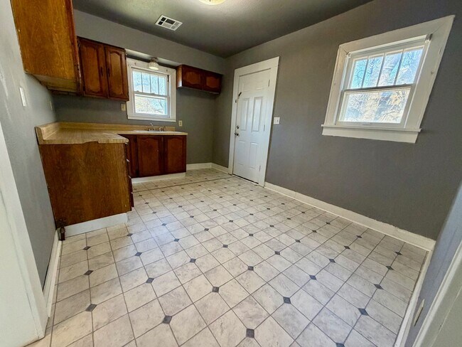 Foto del edificio - 3 Bedroom and 1 Bathroom Home in Shawnee for rent