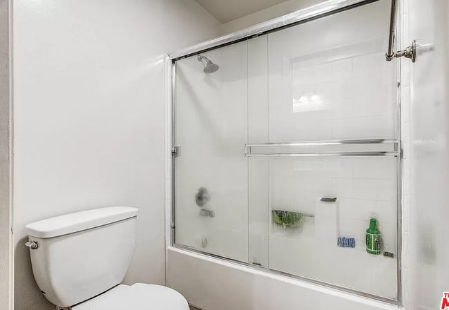 Master bathroom - 110 N Marshall Ct