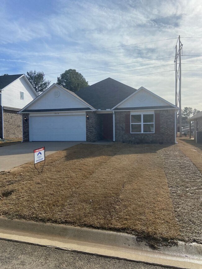 Building Photo - *Start 2026 Rent FREE!* Three Bedroom | Two Bathroom Home in Fairview Haven
