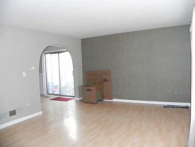Building Photo - 1049 Southgate Rd