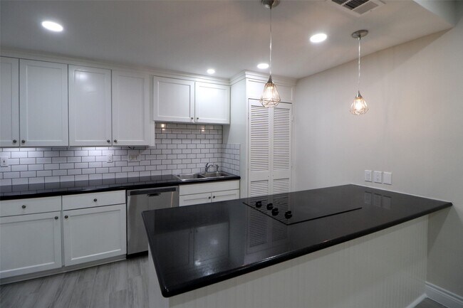 Foto del edificio - 5929 Queensloch Dr