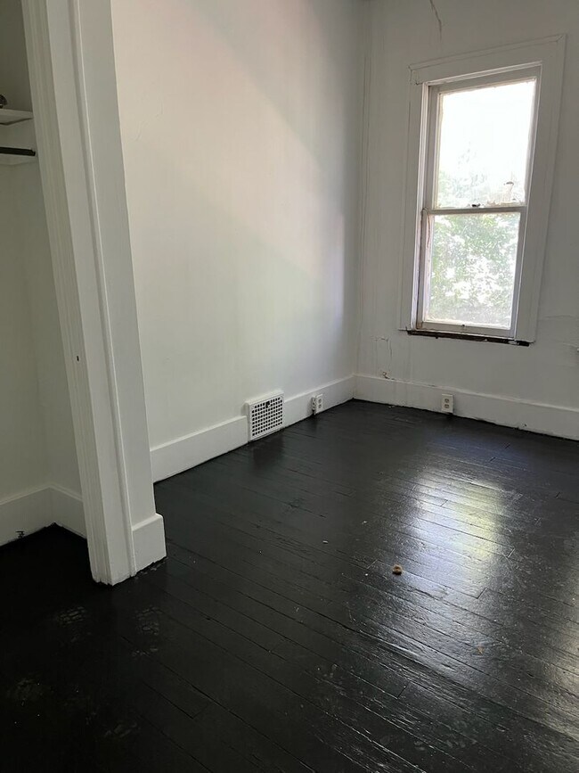 1648 Ridge Ave Unit Apt 2, Steubenville, OH 43952 Room for Rent in