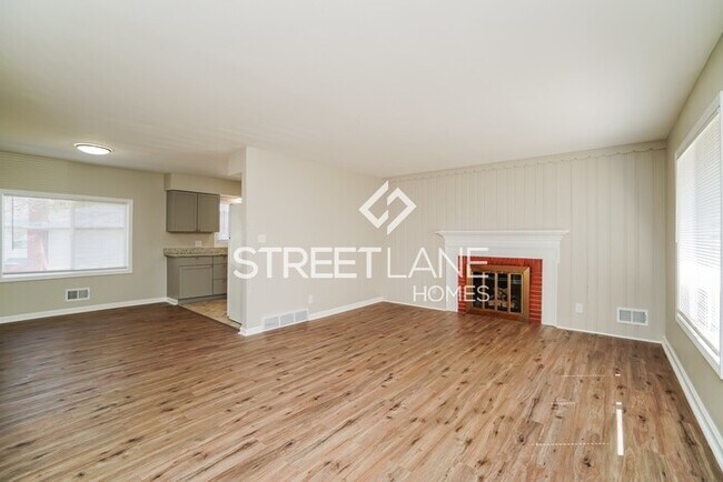 Building Photo - REDUCED!