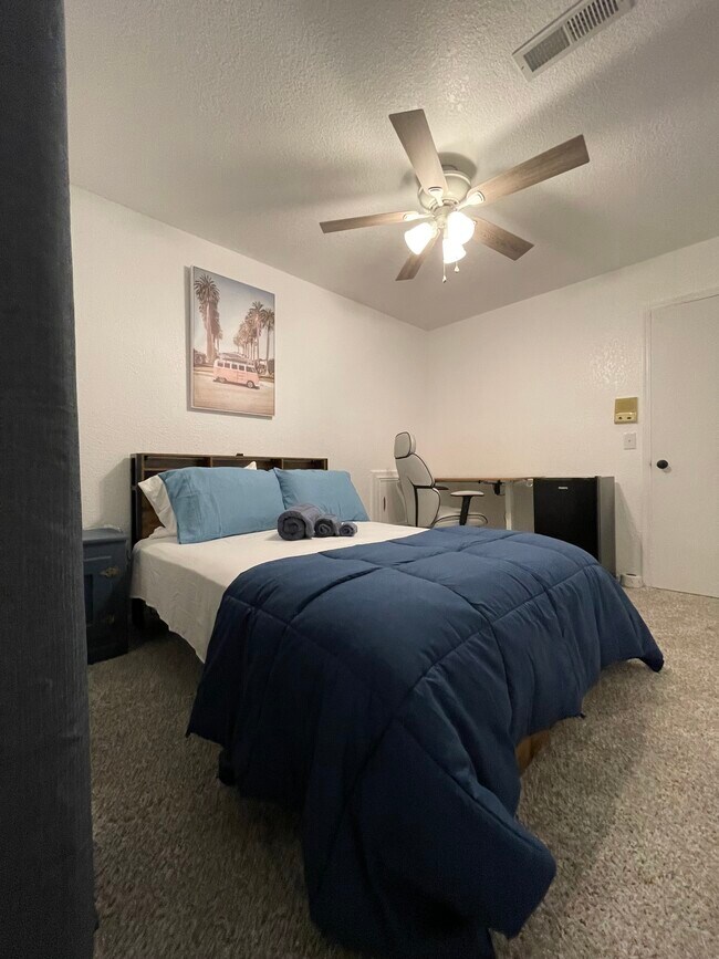 Mountain skies room - 9123 S Lakewood Ave