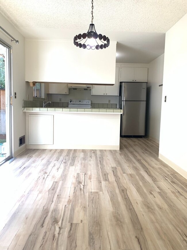 Foto del edificio - 1252-1254 Valerian Court