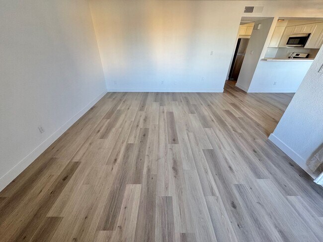 Foto del edificio - BRIGHT 2-BEDROOM CONDO NEAR STRIP & UNLV W/ PRIVATE BALCONY