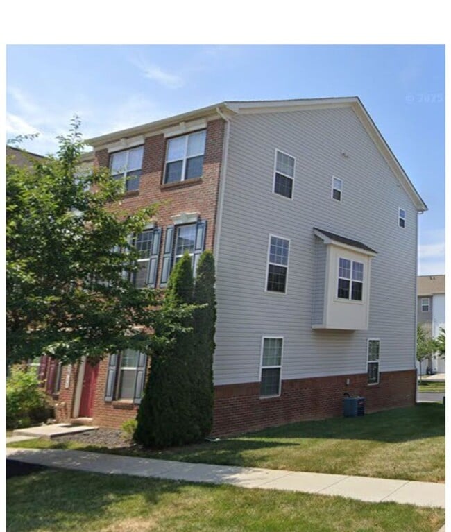 Building Photo - Well Maintain Townhome in Market Square!