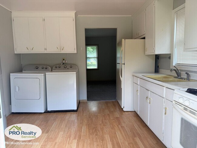 Foto del edificio - 2 Bedroom Home with a Large Fenced in Yard