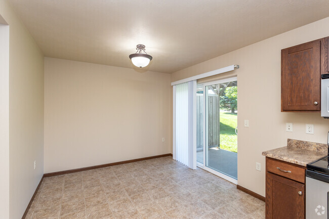 2BR, 2BA - 1,137SF - Dining Room - Boulder Pointe Townhomes