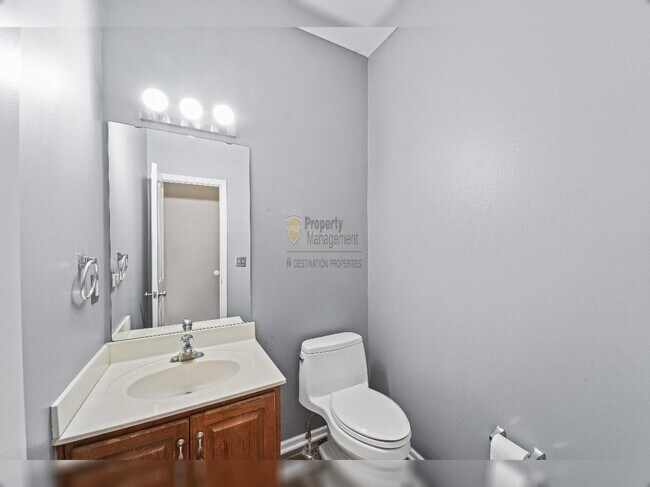 Foto del edificio - "Charming Lenexa Townhouse: Spacious 2-Bed Retreat with Finished Basement & Gleaming Hardwood Flo...