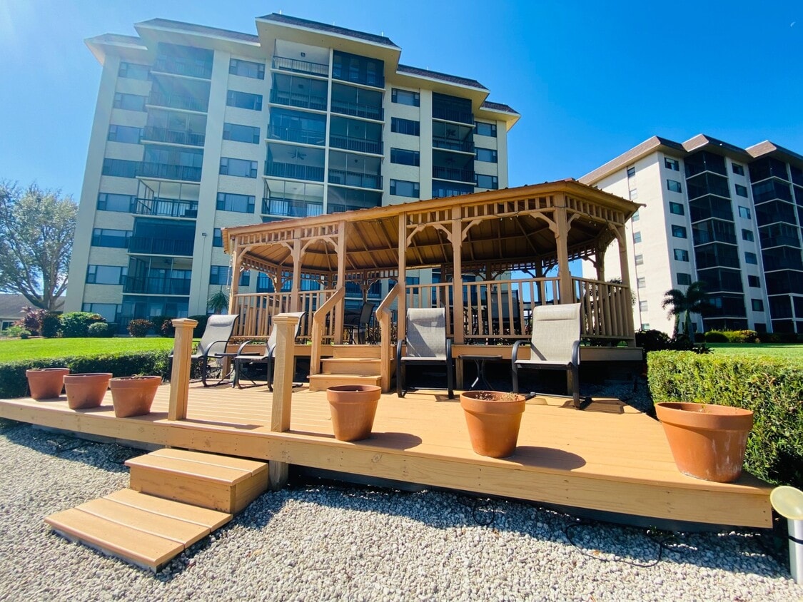 Primary Photo - 117 Country Club Dr