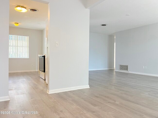 Building Photo - 1345 Fiddler Ave