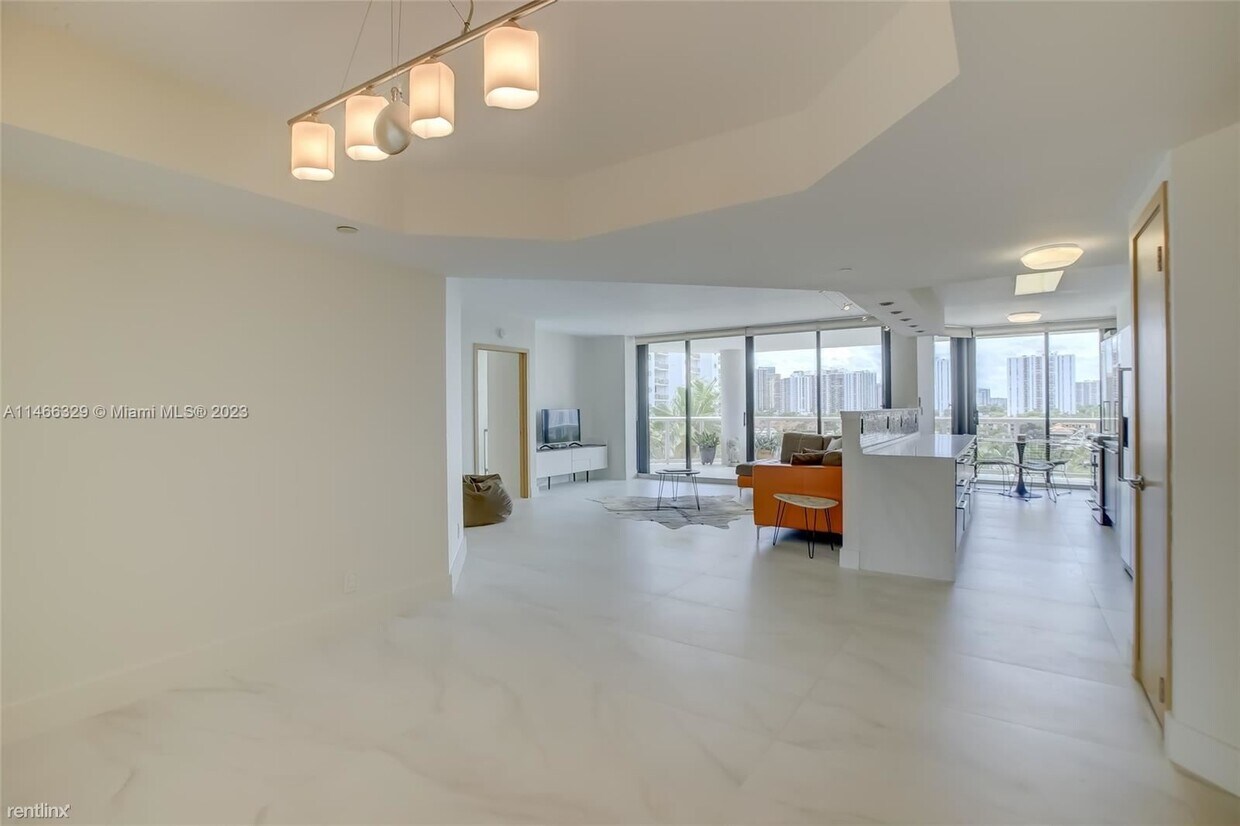 Foto principal - 3 br, 2 bath House - 3600 Yacht Club Dr Ap...