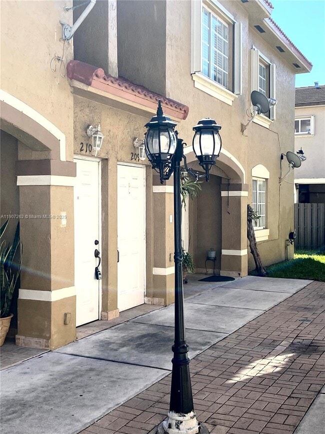 Foto del edificio - 8100 W 28th Ct