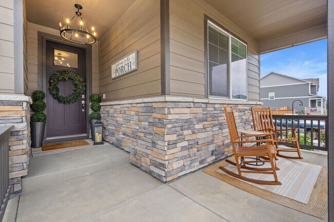 Foto del edificio - Upgraded 5-Bedroom Home in Immaculate Condition