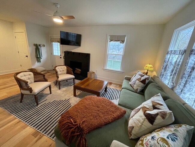 Building Photo - Charming 2BR House in St. Elmo Chattanooga