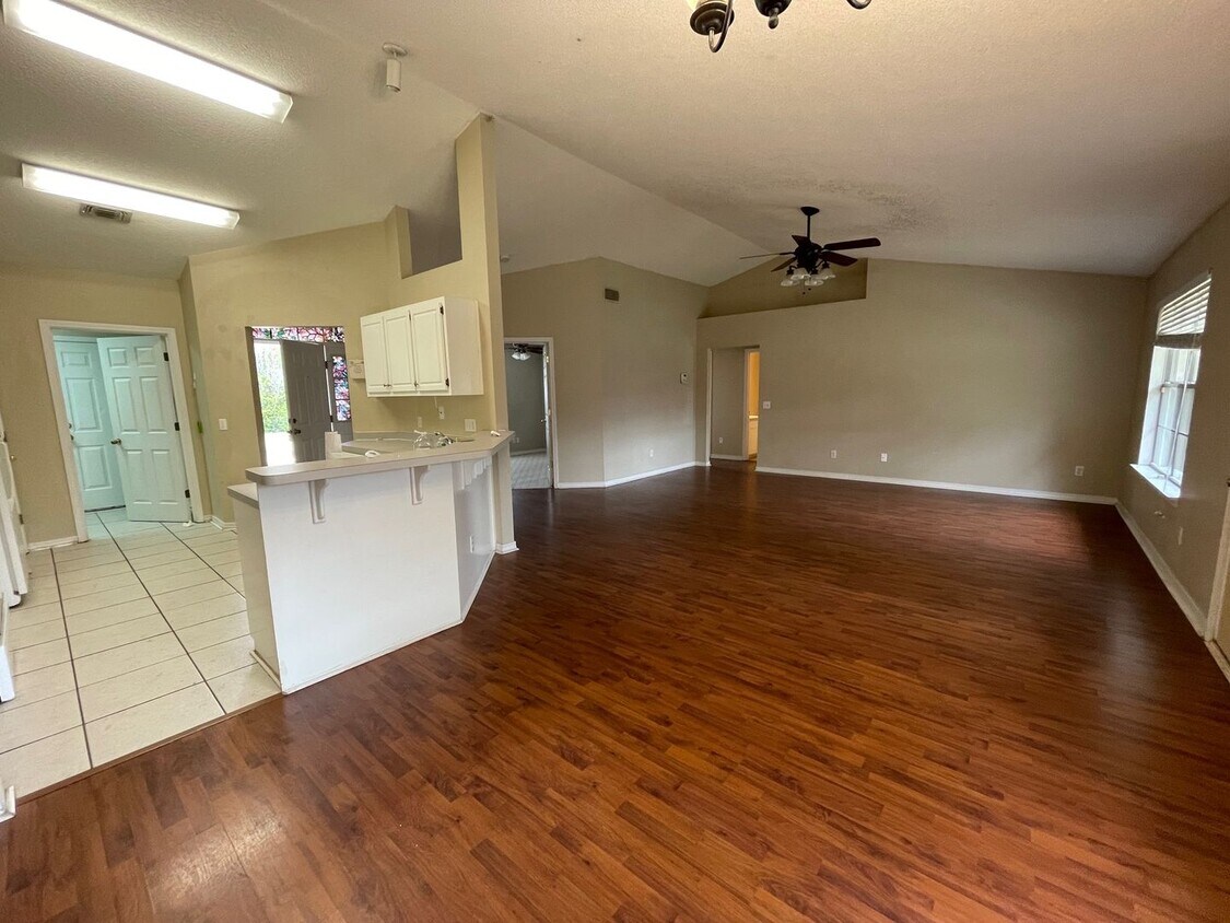 Primary Photo - MOVE IN SPECIAL - 1 WEEK FREE RENT - MINUT...