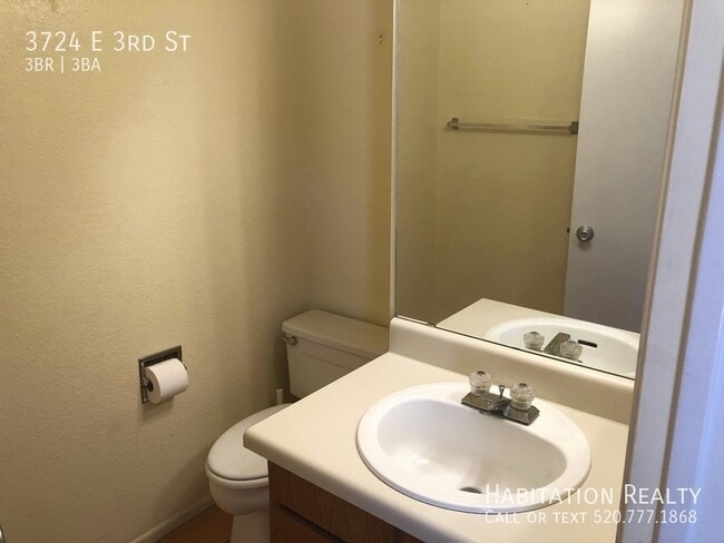 Building Photo - End unit Condo with Fenced Yard, Located o...
