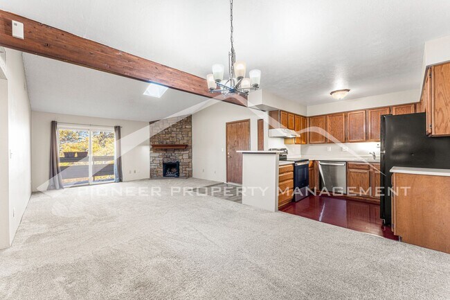 Foto del edificio - Spacious Apartment with Mountain Views and...