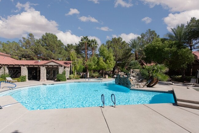 Building Photo - Second story unit overlooking pool in luxu...
