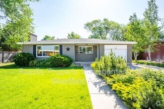 Building Photo - 542 150 E