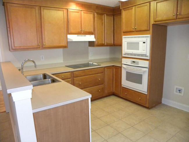 Building Photo - 9112 Woodcreek Ct