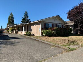 Building Photo - 709 Cedar Ave