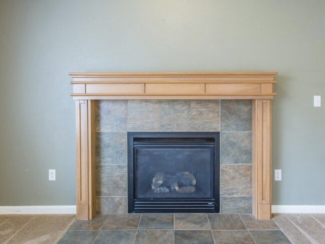 Convenient gas fireplace - 6926 Prism St SE