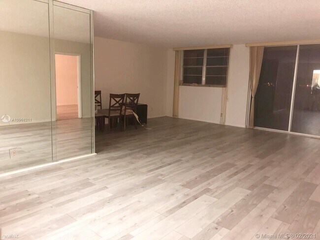 Foto del edificio - 2 br, 2 bath Condo - 3015 S University Dr