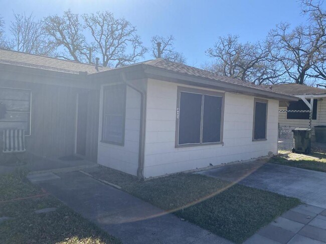 Building Photo - 425 Sulphur Springs