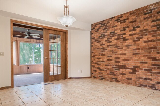 Building Photo - 7505 Kenyon Dr