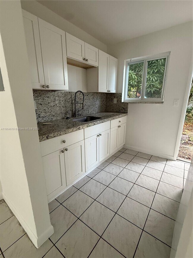 Foto del edificio - 620 Oriental Blvd